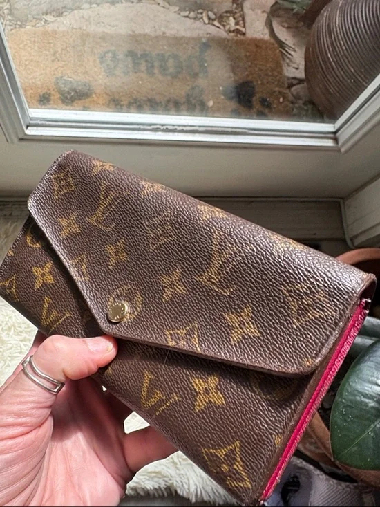 Monogram, Louis Vuitton, Sarah wallet/ crossbody with fuchsia interior - Picture 5 of 16
